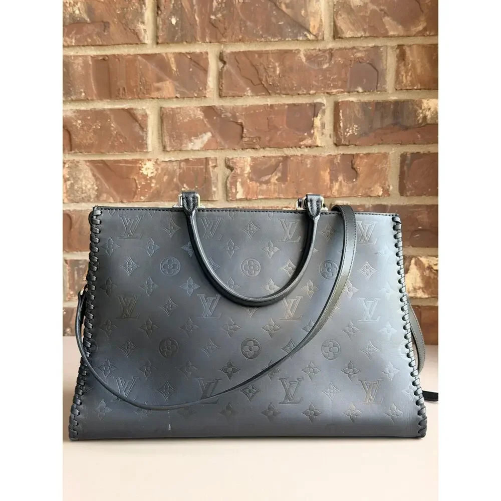Louis Vuitton color black